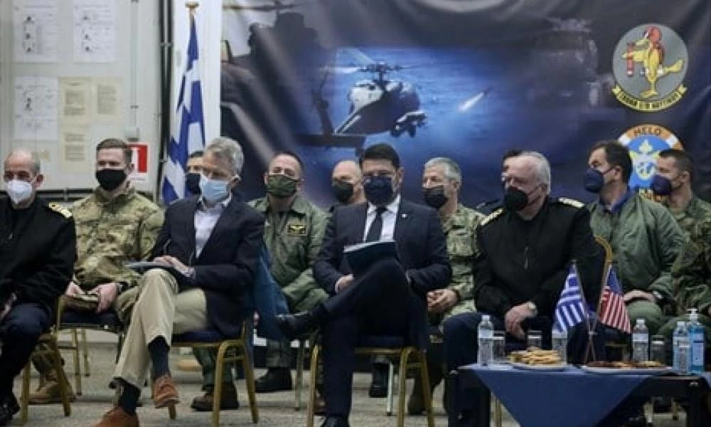 Συνεκπαίδευση Ενόπλων Δυνάμεων: Άσκηση διαφυγής από βυθιζόμενο ελικόπτερο